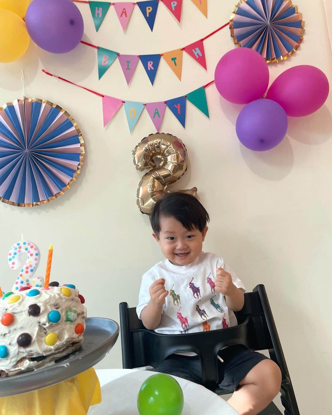 ひるいちかさんのインスタグラム写真 - (ひるいちかInstagram)「🎉🎉🎉 21,07,2023  先日息子2歳のお誕生日でした🎂 大きなケガや病気なく元気に育ってくれてありがとう✨ 体格よくどこに行ってもTall boy!と言われます👍 この調子で大きくなって将来は高身長イケメンになってねw🥺💕 画像3枚目からはトントントン、ひけじいさん♫のお歌を 歌ってるところです。メガネさんがいつも独特👓w  #abudhabi#abudhabilife #dubai#dubailife  #familytime#boymom #海外生活#海外子育て #駐在生活 #駐在妻 #7212023 #birthday」7月23日 23時34分 - hiruichika