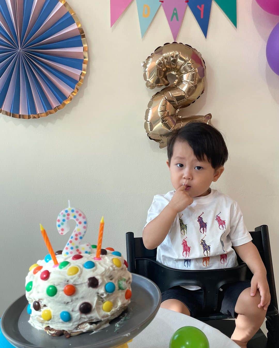 ひるいちかさんのインスタグラム写真 - (ひるいちかInstagram)「🎉🎉🎉 21,07,2023  先日息子2歳のお誕生日でした🎂 大きなケガや病気なく元気に育ってくれてありがとう✨ 体格よくどこに行ってもTall boy!と言われます👍 この調子で大きくなって将来は高身長イケメンになってねw🥺💕 画像3枚目からはトントントン、ひけじいさん♫のお歌を 歌ってるところです。メガネさんがいつも独特👓w  #abudhabi#abudhabilife #dubai#dubailife  #familytime#boymom #海外生活#海外子育て #駐在生活 #駐在妻 #7212023 #birthday」7月23日 23時34分 - hiruichika