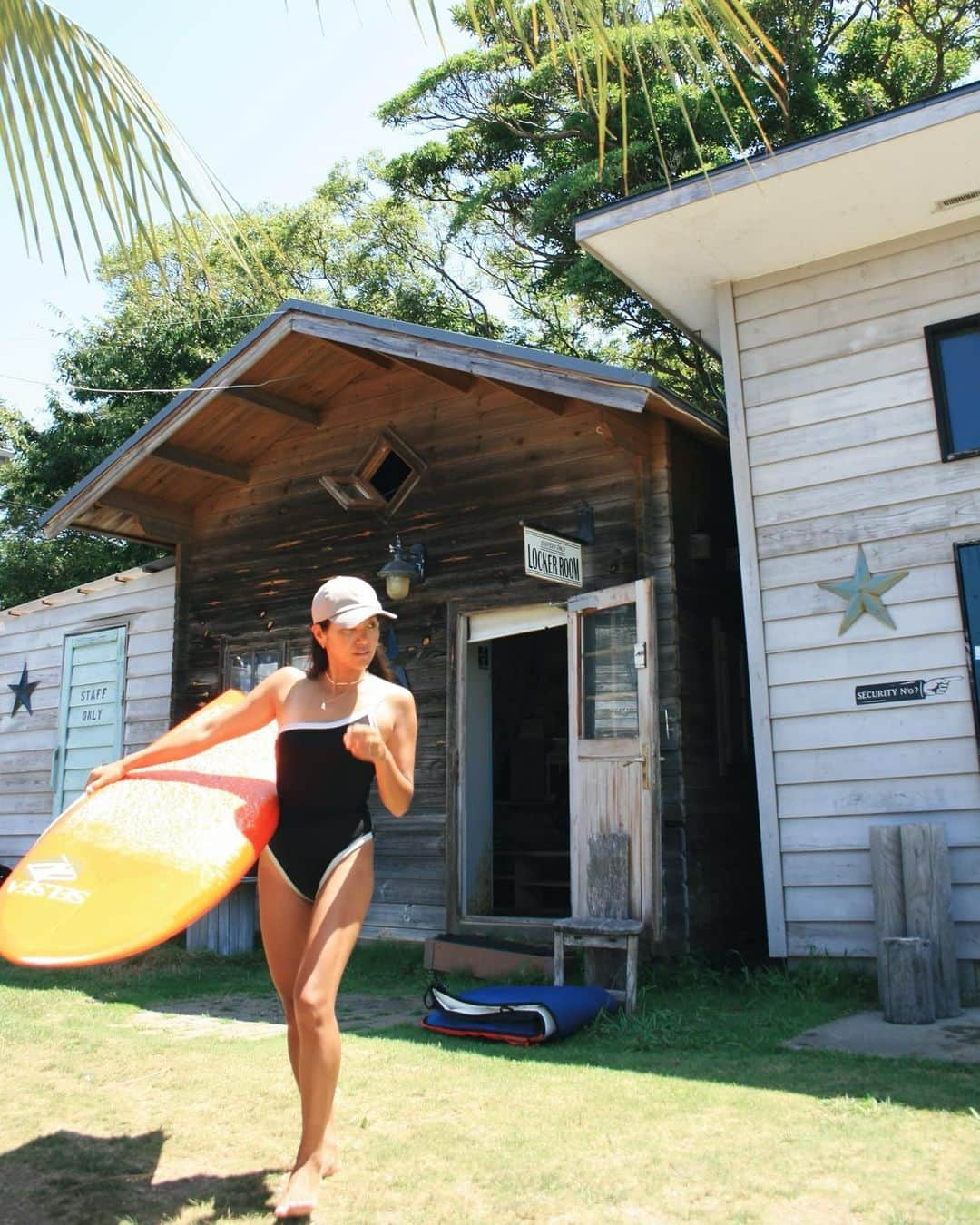 清宮佑美さんのインスタグラム写真 - (清宮佑美Instagram)「久しぶりの親友ともちゃんとのsurf day🏄🏾‍♀️🏄🏾‍♀️🩷🩵 期待せずに行ったら 思わぬ良い波に巡り会えて ちゃっかり2ラウンド🌊🥹💯 海水もあったかいし 1日が長いし 真夏のサーフィンの醍醐味をたっぷり味わえました🍉🎐 ここだけ ノースショアな雰囲気の @pension_thirdplace  パーキング、温水シャワー、ペンション、サウナ、ジャグジー、フード、ペットサロン、サーフショップにスクール。 何でも揃ってる🥹🙏🏾💕 次は私のコミュニティ #SELSEAFRIENDS のメンバーとリトリートで利用したいな🥰🫶🏽  #pentionthirdplace #surferwomen #surfing #ペンションサードプレイス #東浪見 #サーフィン」7月23日 23時28分 - yuumi_seimiya