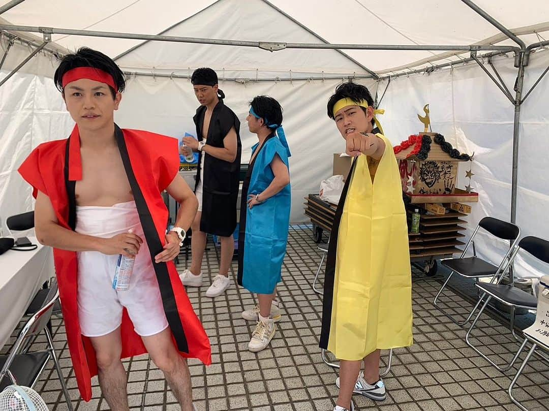 工藤淳之介さんのインスタグラム写真 - (工藤淳之介Instagram)「夏ラジオありがとうございました！ すんんんんごく大勢のお客さん、感激しました😭✨ いかがでしたか？コメントなるべくお返事しますので良かったら率直な感想教えてください😌  個人的には喉のコンディションが火曜、水曜と悪く全力で回復に努め、木曜に持ち直したものの治りかけで夜にホテルで司会や歌とお酒を合わせたお仕事（そちらも大事な仕事だったので全力で）をしたところ、翌朝から全く声が出なくなってしまいました。  昨夜もガラガラカサカサで夏ラジオ欠席もよぎり、悔しくて、一巻の終わりだと絶望的な気持ちになっていましたが、、、 諦めなくて良かった。私には素晴らしい仲間がいました。みんなが頼もしすぎて、途中ちょっと感慨深くて、あんなにワイワイしてたくせに、少し浸っちゃって、泣きそうになりました。  メンバーやスタッフの大切さを改めて認識し、多くのリスナーに会えたという意味でも、「ひとりじゃない」と実感できた夏ラジオでした。 この4人とスタッフ、そして皆さんで、また色々な景色をみたいです。  あーーー楽しかった！ サイン&フォトの時にはもう声が出なくてきちんとお一人おひとりとお話しできなかったのは心残りです。 あすのカルテットも聴いてくださいね！  #bsn夏ラジオ #bsn夏ラジオ2023 #イケメン四銃士 #ひとりじゃない   私より優秀で魅力的なアナウンサーはこの世に五万といますが、私より仕事楽しんでる人はそんなにいないんじゃないかな。そのぐらい、夏ラジオさいこー！☺️」7月23日 23時28分 - kudojun_nosuke_bsn