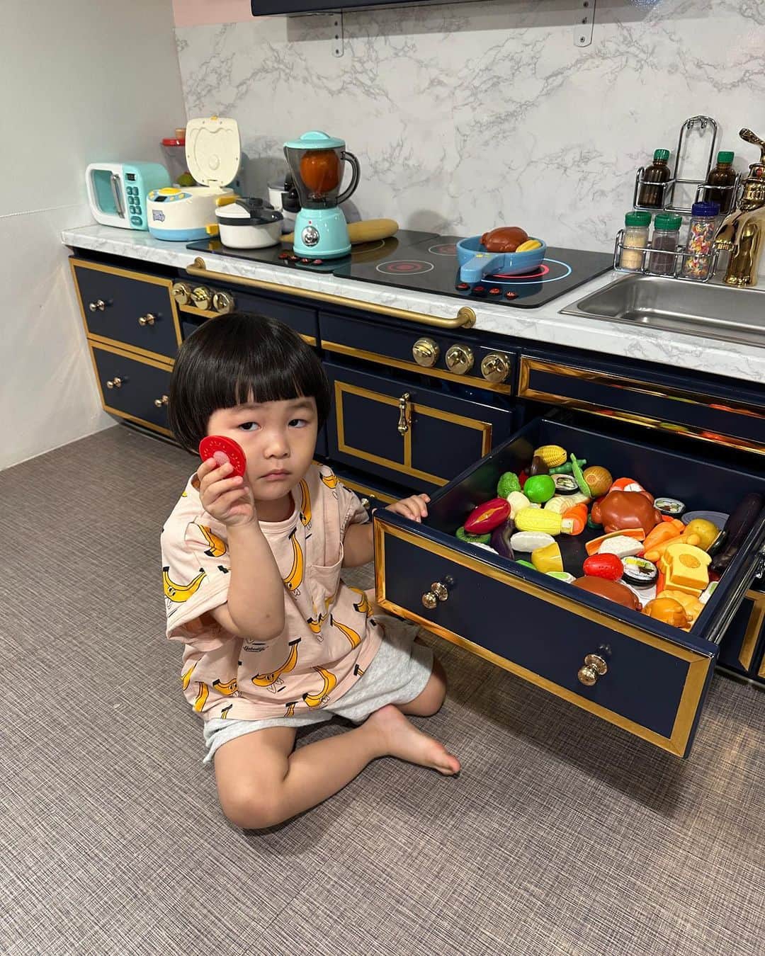 キム・ギバンさんのインスタグラム写真 - (キム・ギバンInstagram)「. 주말 비피해다니며 잘 지냈다! 요즘 아빠 껌딱지.. 나는..행복합니다.......ㅋㅋ 1.요즘 유하 모자 잘씀.  2.재밌어 죽는 모자지간. 3.어른 의자에 앉아있는게 귀여운 아들(뉴발시강) 4.릴리펏 볼풀장에서 앉아만있기 5.요거 6.요거2 7.빼빼로에 눈을 뜨다..아직 빼빼로게임은 안돼! . #아빠껌딱지 #31개월  #주말끝 #더이상비피해가없길」7月23日 23時28分 - kimkibangbang