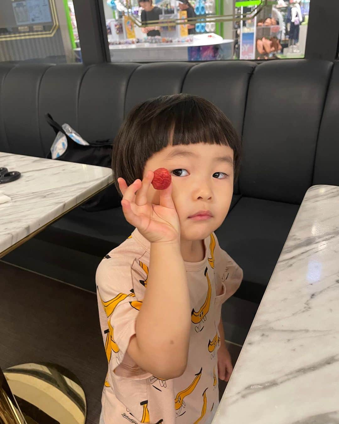 キム・ギバンさんのインスタグラム写真 - (キム・ギバンInstagram)「. 주말 비피해다니며 잘 지냈다! 요즘 아빠 껌딱지.. 나는..행복합니다.......ㅋㅋ 1.요즘 유하 모자 잘씀.  2.재밌어 죽는 모자지간. 3.어른 의자에 앉아있는게 귀여운 아들(뉴발시강) 4.릴리펏 볼풀장에서 앉아만있기 5.요거 6.요거2 7.빼빼로에 눈을 뜨다..아직 빼빼로게임은 안돼! . #아빠껌딱지 #31개월  #주말끝 #더이상비피해가없길」7月23日 23時28分 - kimkibangbang