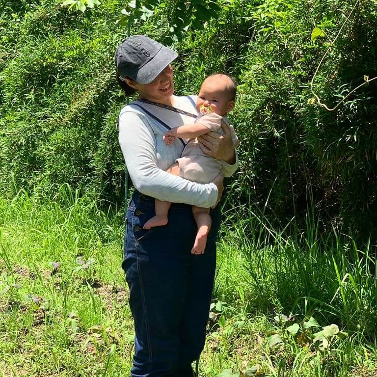 市場紗蓮さんのインスタグラム写真 - (市場紗蓮Instagram)「北海道に10日くらいキャンプしに行ってきて、たくさん載せたい写真があるんだけど、見返してると載せたい写真がどんどんでてきてキリがなくなってきた🤣🤣これはさつまいもの植え付け第二弾した日に撮ってもらった写真。5月だよ、、、🌝　このさつまいもで離乳食できるかなあ。動物対策が鍵です、、、🫥🫥🫥」7月23日 23時30分 - sharendayo