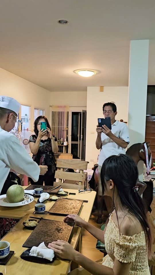 ビーム先生のインスタグラム：「ไม่รู้จะกินอะไรดี เรียกเชฟมาทำโอมากาเสะที่บ้านเลย 😂 #ญี่ปุ่น #บีมและญี่ปุ่น #omakase」