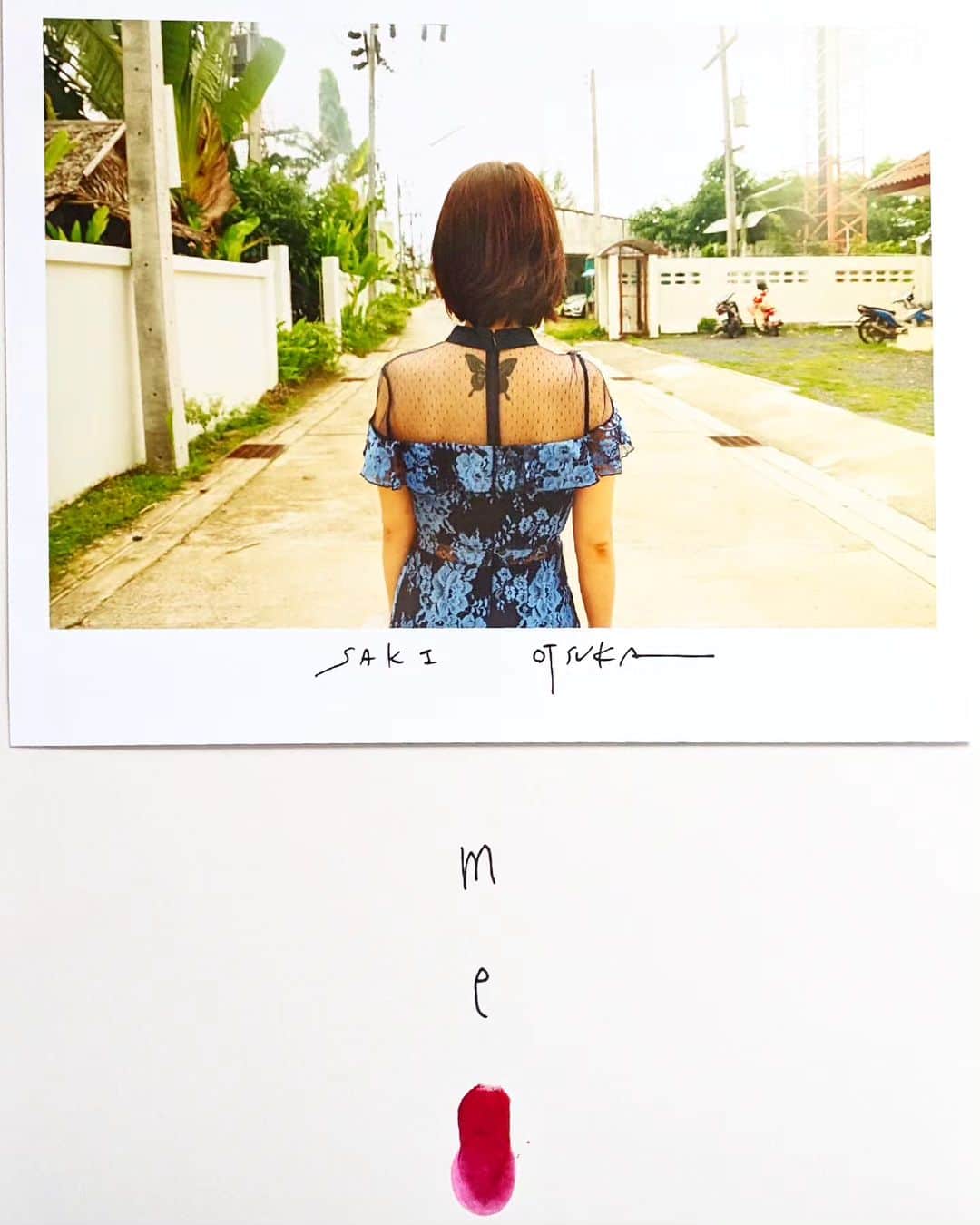のインスタグラム：「私がいるってことが写真から分かるから、それだけで写真は意味があると思う。  SAKI OTSUKA同時開催写真展  ⬜「私達は共鳴している」 UltraSuperNewGallery  ultrasupernew.com 8/4-8/10(8/4オープニングパーティー18:00-21:00)  ⬜「ひとつの愛しいところ」 Jinny Street Gallery jinnystreetgallery.com 8/4-9/1」