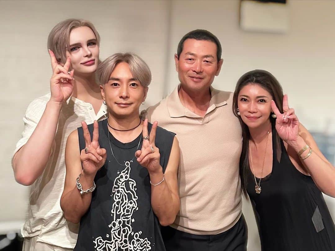 Taki Tanakaのインスタグラム：「Happy Happy Birthday My Sweetie @mattkuwata_official2018   マットの29歳お誕生日ホームパーティーにて。@yuyanara と一緒に。  もちろん全てがとってもゴージャスで素晴らしかったのですが、それよりもLOVEがいっぱいの素敵なファミリーのおもてなしに感激。#thankyou #loveyou   しあわせな夜。」