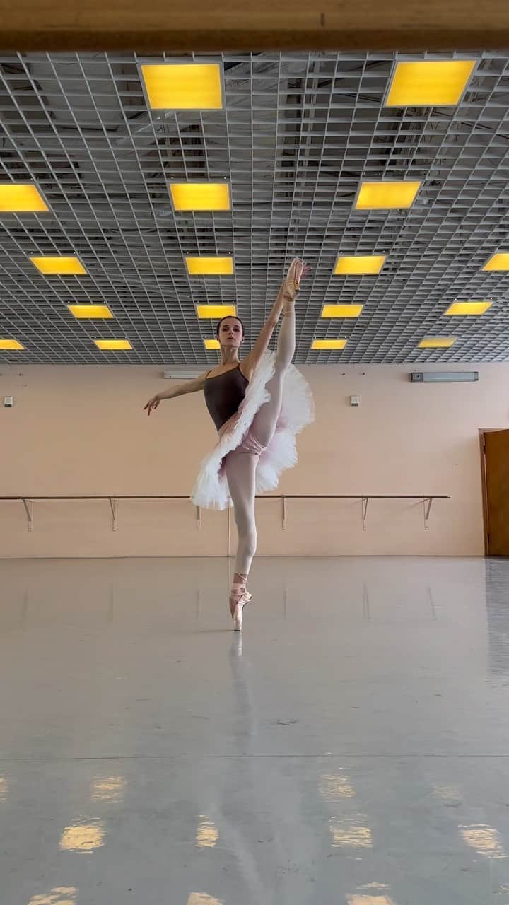 マリア・コーレワのインスタグラム：「“Super Shy” (a song by @newjeans_official ) is literally me all the time 🥲😅  Who can relate?  Share you favourite summer tracks in the comments!  Leotard - @levdance  Tutu - @miadancewear  Pointe shoes - as always my one and only @bloch_eu @blochdanceusa Serenade Strong ❤️」