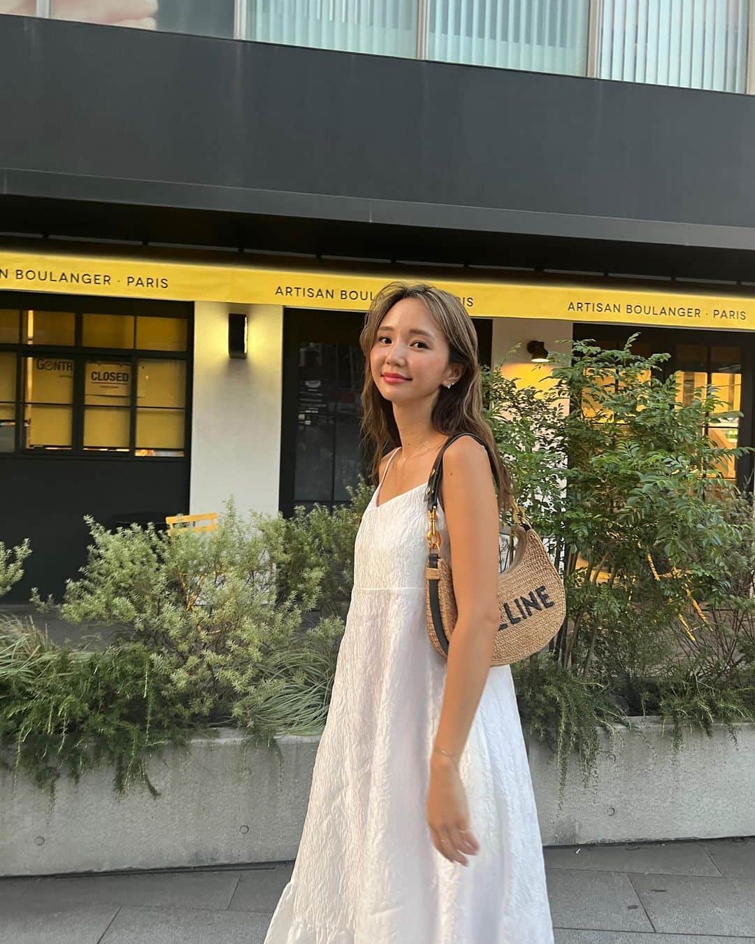 宮崎絹子のインスタグラム：「最近、暑くて暑くて ワンピース着がち。  最近　@charol___official で たくさんお洋服をオーダーしました🩷 シンプルで可愛いブランドなの みんなもcheckしてみて☺︎  Bagは @celine です💕 お洋服事情需要あり？🤣  #charol #cordinate #fashion #celine」
