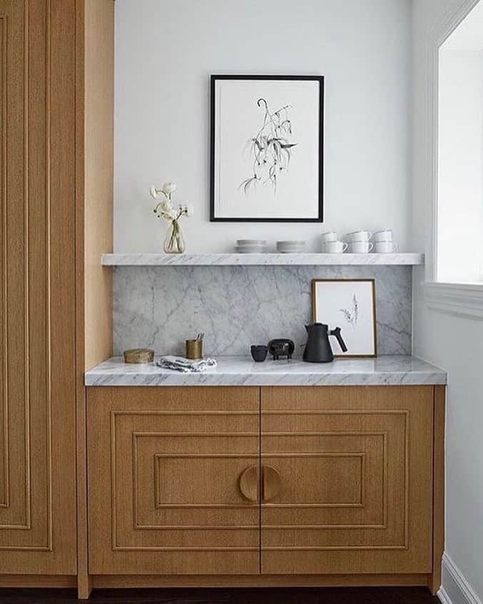 Homepolishのインスタグラム：「This exquisitely-detailed kitchen by Jen Talbot is giving us all kinds of #kitchendesign ideas  @jentalbotdesign photo by Dustin Forest @dustinforest   #easylikesundaymorning #homestyle #millwork #details #interiordesign #designcommunity」