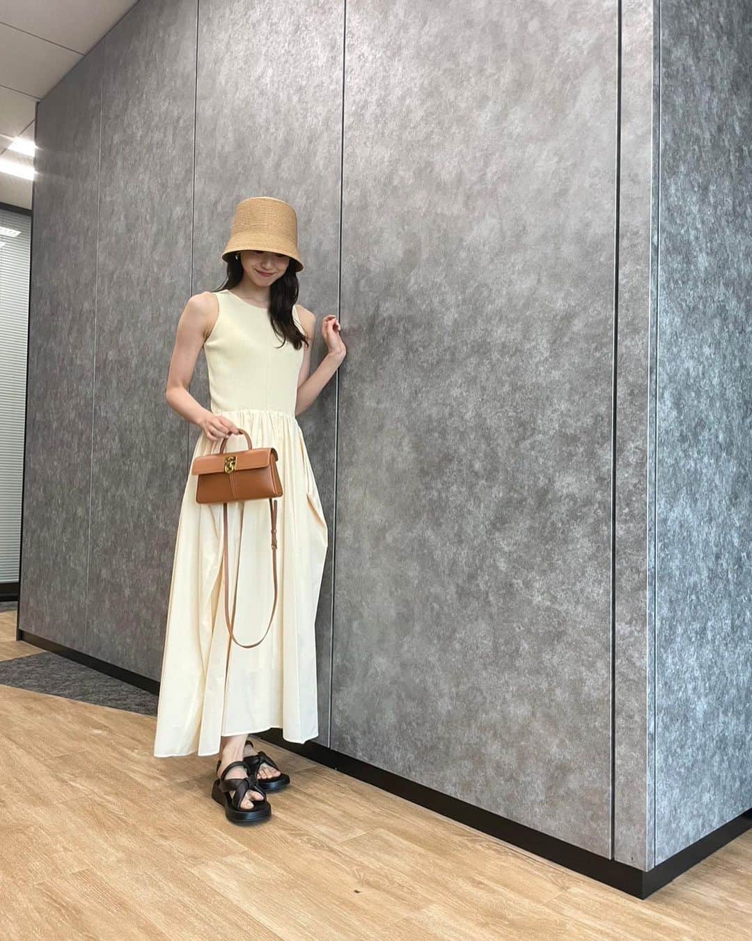 芹澤優のインスタグラム：「👒  私服 ワンピース　@fray_id  サンダル　@coel.official  バッグ　@cafune.official   この格好で現場に入りしたら、スタイリストさんに軽井沢だねって言われたよ。  軽井沢、、、 避暑地、、、  お散歩して美味しいものたべてゆったりサウナとかも入れて1泊とかできたら最高すぎる、夏休みじゃん  軽井沢、 誰か行ってくれへん？運転します🥺  #夏休みらしい夏休み #したいなぁ」
