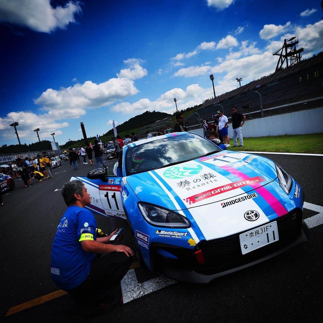 脇阪寿一さんのインスタグラム写真 - (脇阪寿一Instagram)「三橋仁明写真館 GR86/BRZ CUP Rd3 モビリティリゾートもてぎ 決勝　6位  結果は6位ですが、86レース に出場する様になり、初めて優勝を意識できた週末でした。  オートポリス戦辺りから、クルマや走らせ方への理解が深まり、ポテンシャルが上がってきている我々ASSO MOTOR SPORTS 、奏の森 Resorts BS GR86。  更なる課題に向けて決勝でトライしたモノは失敗。 でもそのトライにより、次戦十勝の持ち込むクルマはワンステップ進みました。 足りない要素への分析とその役割分担、高いレベルと細かな領域でコントロール出来始めています。 メカニックの皆さんの精度と想いの強さをクルマに注いで貰ってるが故だと思っています。 この感謝の気持ちを優勝と言う成績で現したい。  次戦は8/20 Rd4 十勝スピードウェイ。 楽しみです。  応援、サポート、ありがとうございました。  #assomotorsports #gr86brzcup #toyotagazooracing #奏の森Resorts #owltech #lifeegg #flebi #recaro #wedssport #wakos #interiorguard #oguraclutch #kenwood #bridgestone #franckmuller #abcmart #かなざわクリニック  #araihelmet #firelex #alpinestars #rstaichi #endless #ksdesign #designlab #sfida #succeedsports #shinjichannel」7月23日 23時53分 - juichiwakisaka