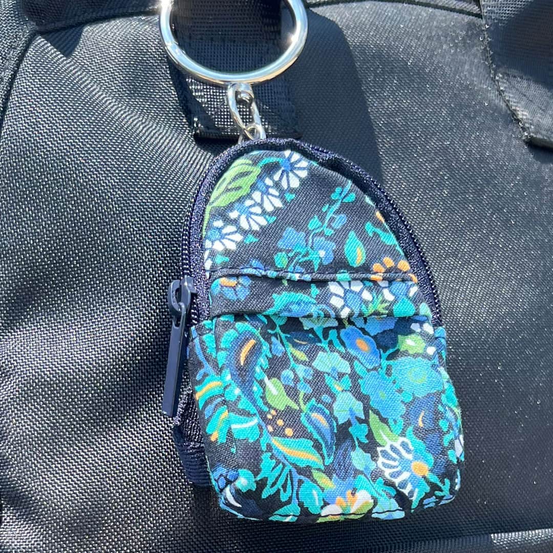 ヴェラブラッドリーのインスタグラム：「Help provide meals to kids in need & style your back-to-school essentials at the same time! When you make a $10 donation to Blessings in a Backpack, we'll add a Backpack Bag Charm (a $20 value) to your order!  #backtoschool #backpacks #BlessingsinaBackpack #pattern #VeraBradley」