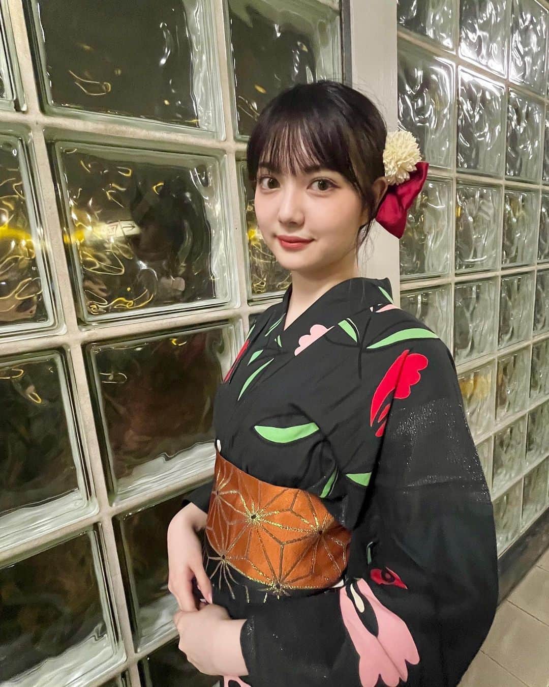 のインスタグラム：「・  今年初の花火🎆   #花火大会  #花火  #花火🎆  #浴衣  #浴衣コーデ  #浴衣ヘア  #黒浴衣  #06  #06년생  #06line  #高校生  #jk  #jk2  #sjk  #japanesegirl  #japaneseculture  #yukata  #japanstyle  #japanfashion  #kimono  #夏祭り  #祭り  #highschoolgirl  #유카타  #기모노  #고등학생  #일본여자  #일본  #축제  #japanfestival」