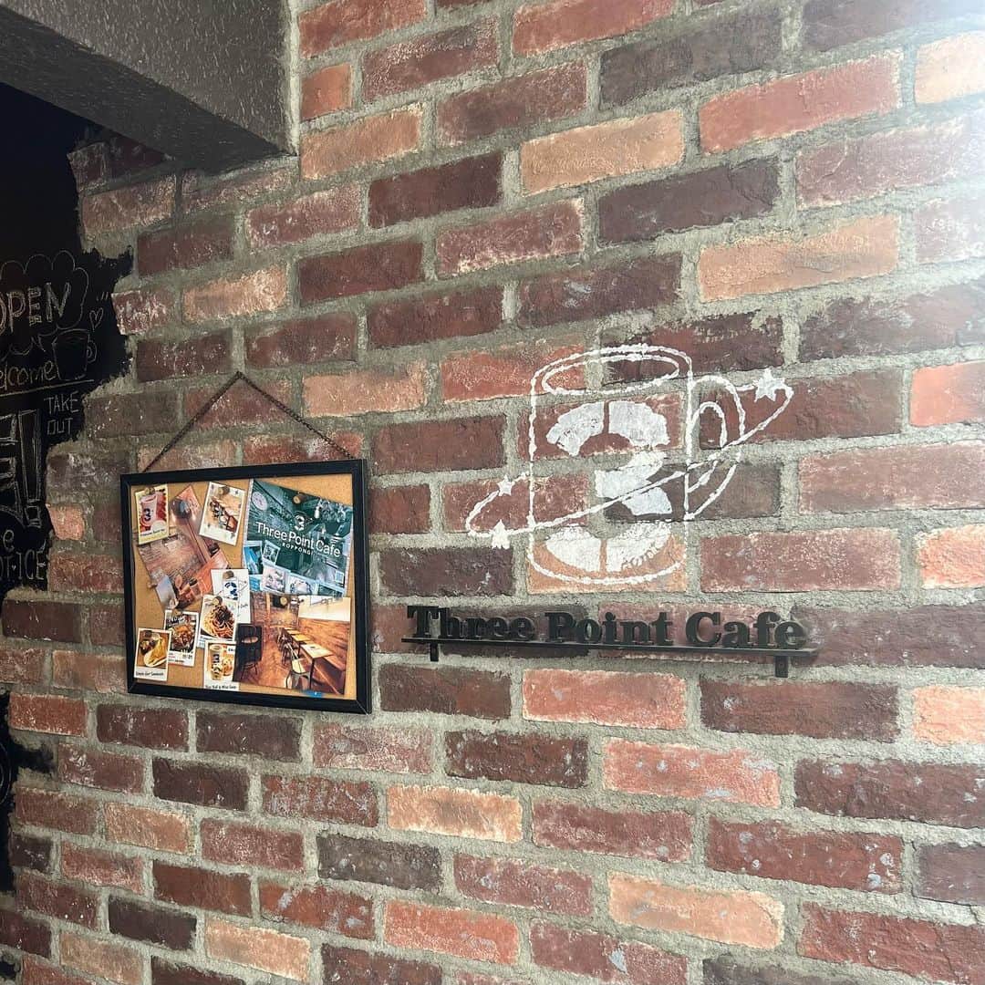 靖乃のインスタグラム：「今週、靖乃はThree Point Cafe-ROPPONGI-に7/25(火)の11〜15時でおります 7/25は夜、ハイダンシークドロシーのFCイベントで貸切の為、15時にて通常営業は終了・閉店とさせて頂きます  #靖乃 #ハイダンシークドロシー #淡路島 #ピン毛」