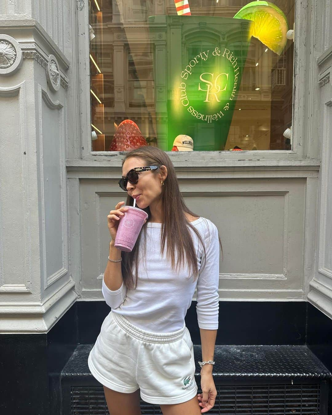 emilyのインスタグラム：「@sportyandrich cafe 🥤🥤🥤」