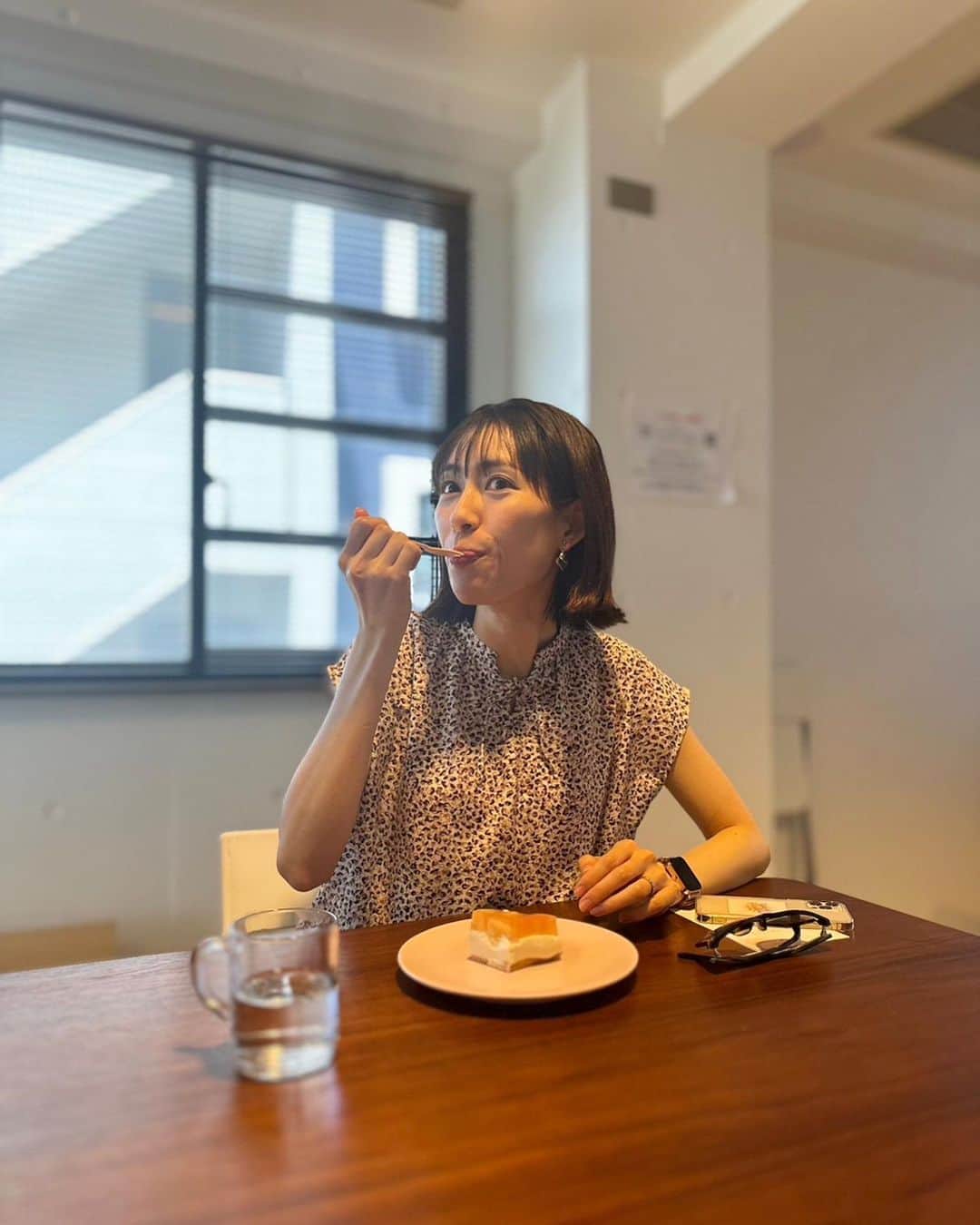伊藤由佳のインスタグラム：「@vegan.sweets_harmony さんの ヴィーガングルテンフリースイーツ🍰♡ 桃のレアチーズケーキ🍑 ⁡ 重たさとか全くなくて本当に美味しいのです…💓 ⁡ より映える撮り方を @hamakko_world さんに 教えてもらった！ ⁡ もっとセンス磨いていきたいなー🥳 ⁡ ⁡ #ヴィーガンスイーツ #グルテンフリースイーツ #季節のフルーツ #映え写真」