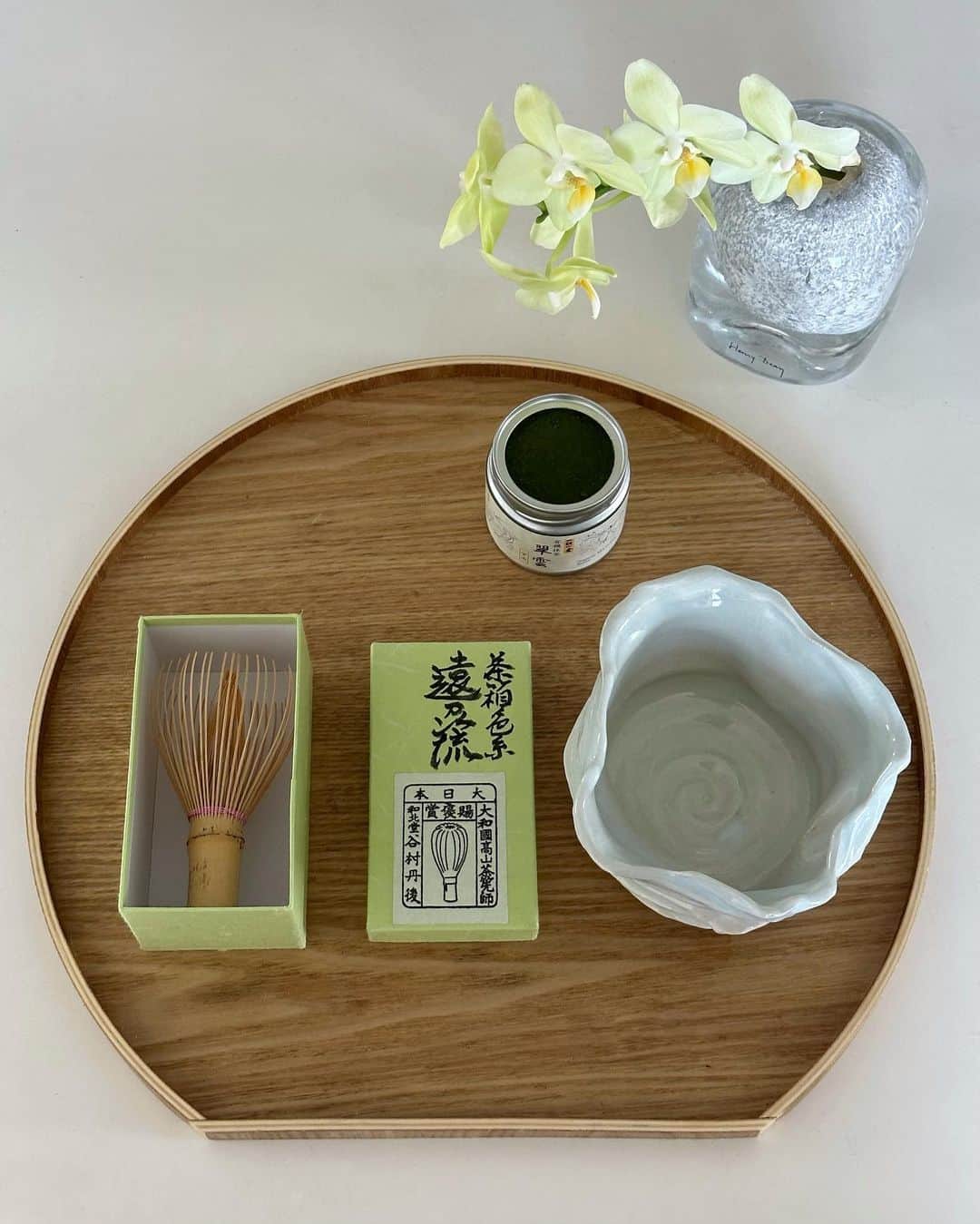 齊藤澪菜さんのインスタグラム写真 - (齊藤澪菜Instagram)「お土産で日本の抹茶を頼まれて、それっぽいのを購入していったけど、現地で抹茶を点てて欲しいと、茶筅とお茶碗を渡されたのに、私できなくて、、😭🤯  その時の方からしてみれば、おにぎり握ってくれない？☺️くらいの感じだったのよね、、。私ショックでね〜。必死に最近の若者は家で抹茶点てて飲んだりしないの〜って説明してる自分が恥ずかしかった、、。  コーヒーはこだわってみんな淹れたりするじゃない？  これは、堅いお作法まではわからなかったとしても、ひとまず、抹茶の点て方くらいは日本人として知っておこうと思いまして揃えました。 厳密にいうと、どうせなら素敵なものをと、EPWで出会った @shotayamada14 さんに、一から教えて頂いて、揃えて貰いました。  お茶碗も素敵すぎるでしょ？ インテリアにもピッタリ合う🥰 これも @shotayamada14 さんの作品。 作品のアカウントこちら @yamashou14   いつかフォロワーのみんなも、お友達も一緒に ワークショップなんて参加できたら良いよね。🍵✨ 新しい趣味にしたい。頑張るぞ！  #抹茶 #matcha」7月24日 9時16分 - rena62s