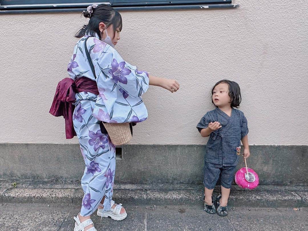 江原千鶴（エハラチヅル）のインスタグラム：「夏休みが始まって、さっそくお祭り3日間〜✨  三姉妹は友達と出掛けて別行動だったけど、うたとわを見つけては遊んでくれました〜😆  みうの友達がいっぱい遊んでくれて助かった🙏 男の子はうたくんと走ってくれたり！  みうの浴衣はGRLで買ったよ〜❤️ 安くて可愛いのがいっぱいあったけど、欲しいやつ売り切れるのが早かったから、今度買う時は早めにゲットしなきゃ‼️  #夏祭り#夏休み#浴衣#グレイル#grl  #エハラ家」