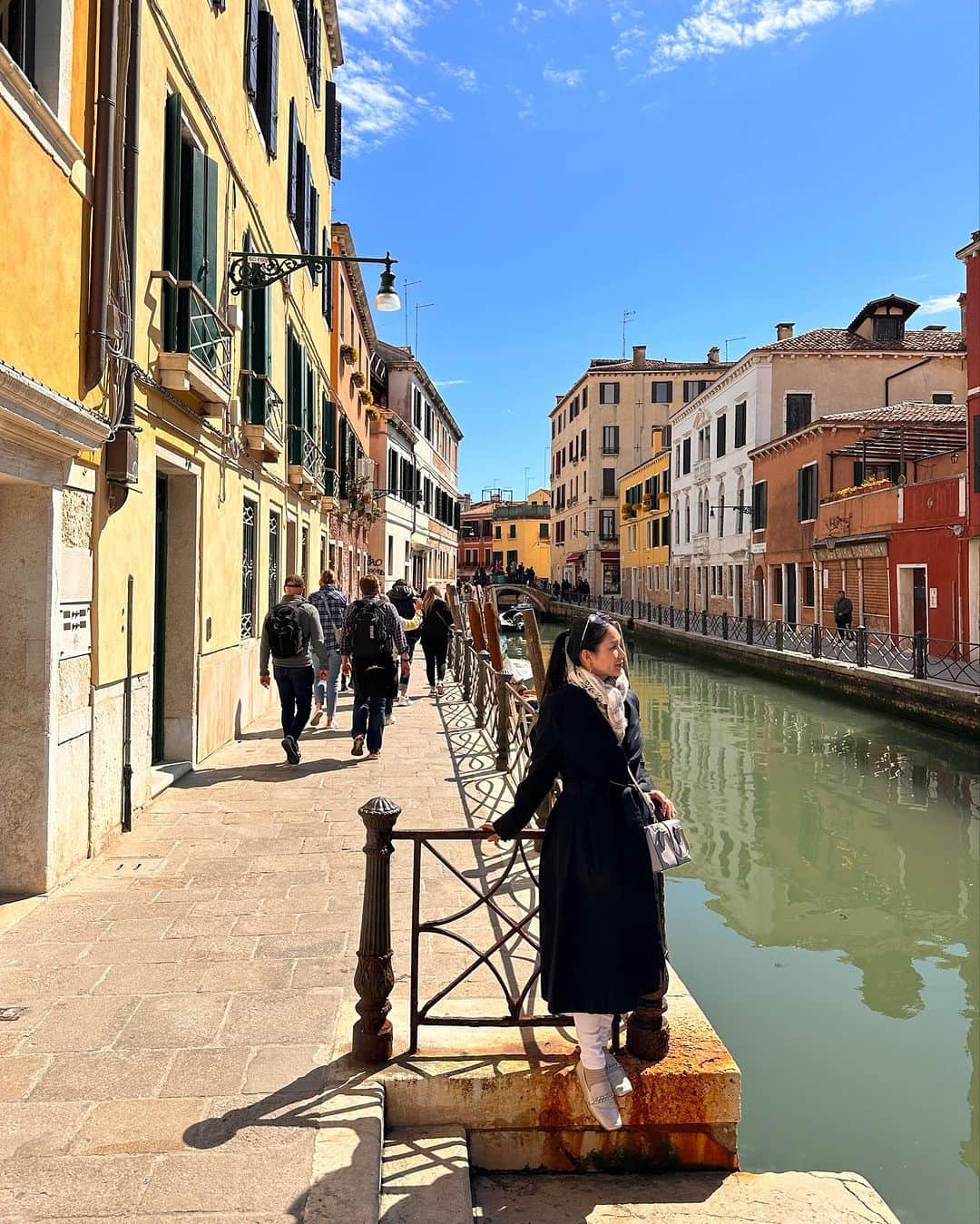 紙本真琴さんのインスタグラム写真 - (紙本真琴Instagram)「次に訪れたのは“水の都ヴェネツィア”  ここはゆっくり観光したかったし初日雨予報だったので急遽近くのホテルに1泊することにして2日間のんびり滞在した  どこも壮大な建物と景色が神秘的で沢山の写真や動画を収めたけど 今となっては収拾がつかないほどある  今朝もパグちゃんのスマホと私のスマホで撮ったものを比べて良い方を…  と選んでいたけど、もはや有りすぎて選びきれず　笑  とりあえず、で纏めてみたら似たりよったりでした💦  明日までに整理して次の投稿ではランチや教会などの写真を纏めよう♪  運河の傍にある街は細い路地が幾多にも分かれていてまるで迷路 方向音痴の私が1人で歩いていたら駅に戻れないかも…  駅から街が全て観光地化されてるからお土産屋さんやレストランばかりで、ついつい足を止めて店内もグルグル周り  1日何時間も歩き続けホテルに着いたら3人ベットに吸い込まれた 2日間で3万歩くらいは余裕で歩いてたよ  でも世界が憧れるヴェネツィア…写真より何より、心に深く刻まれた✨  #イタリア #italy #イタリア旅行 #ヴェネツィア #Venezia #水の都 #時差投稿 #memories #スタイルアップコーディネーター #macotokamimoto #51歳 #更年期は幸年期 #幸年期の過ごし方」7月24日 9時24分 - macoto.kamimoto