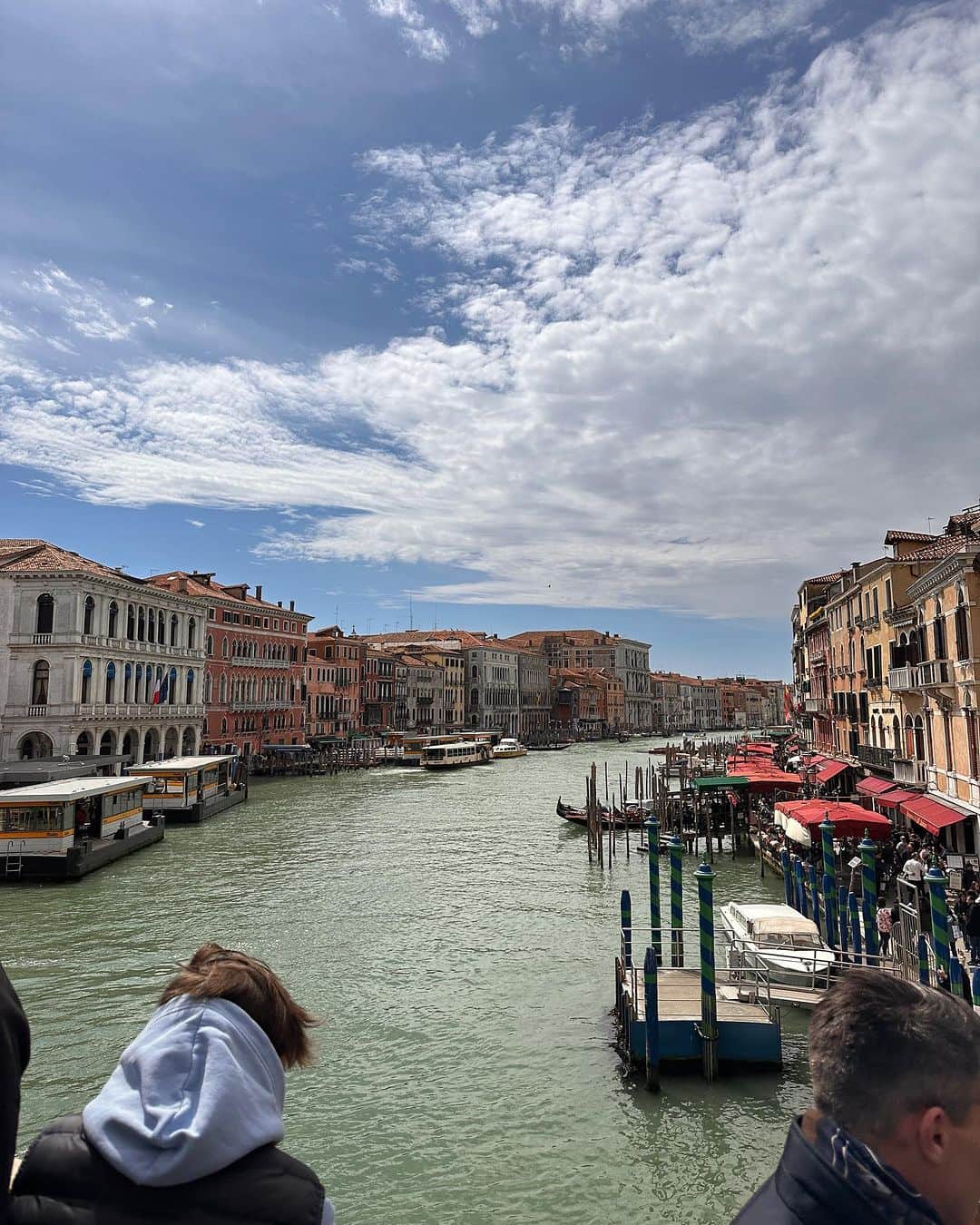 紙本真琴さんのインスタグラム写真 - (紙本真琴Instagram)「次に訪れたのは“水の都ヴェネツィア”  ここはゆっくり観光したかったし初日雨予報だったので急遽近くのホテルに1泊することにして2日間のんびり滞在した  どこも壮大な建物と景色が神秘的で沢山の写真や動画を収めたけど 今となっては収拾がつかないほどある  今朝もパグちゃんのスマホと私のスマホで撮ったものを比べて良い方を…  と選んでいたけど、もはや有りすぎて選びきれず　笑  とりあえず、で纏めてみたら似たりよったりでした💦  明日までに整理して次の投稿ではランチや教会などの写真を纏めよう♪  運河の傍にある街は細い路地が幾多にも分かれていてまるで迷路 方向音痴の私が1人で歩いていたら駅に戻れないかも…  駅から街が全て観光地化されてるからお土産屋さんやレストランばかりで、ついつい足を止めて店内もグルグル周り  1日何時間も歩き続けホテルに着いたら3人ベットに吸い込まれた 2日間で3万歩くらいは余裕で歩いてたよ  でも世界が憧れるヴェネツィア…写真より何より、心に深く刻まれた✨  #イタリア #italy #イタリア旅行 #ヴェネツィア #Venezia #水の都 #時差投稿 #memories #スタイルアップコーディネーター #macotokamimoto #51歳 #更年期は幸年期 #幸年期の過ごし方」7月24日 9時24分 - macoto.kamimoto