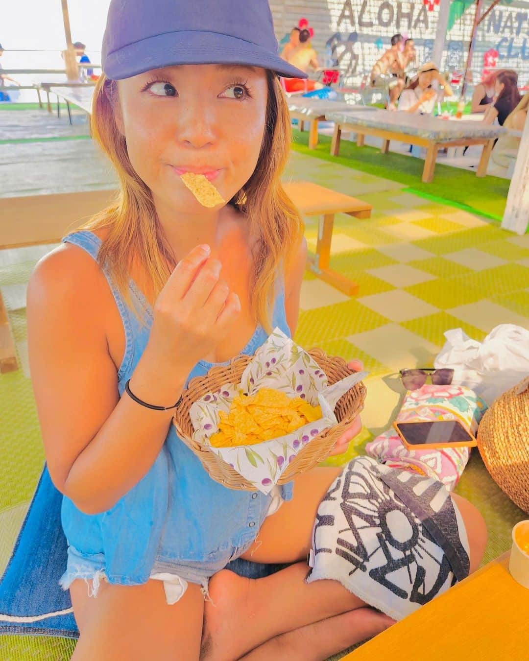 なーみのインスタグラム：「🍕どーやって痩せようかな〜🍺 って言いながらパリパリしてるくらいだから まだ本気じゃないのよね🙂  なーみを甘やかす人が周りに沢山いるんたな🥲❤️  #海の家すき？」