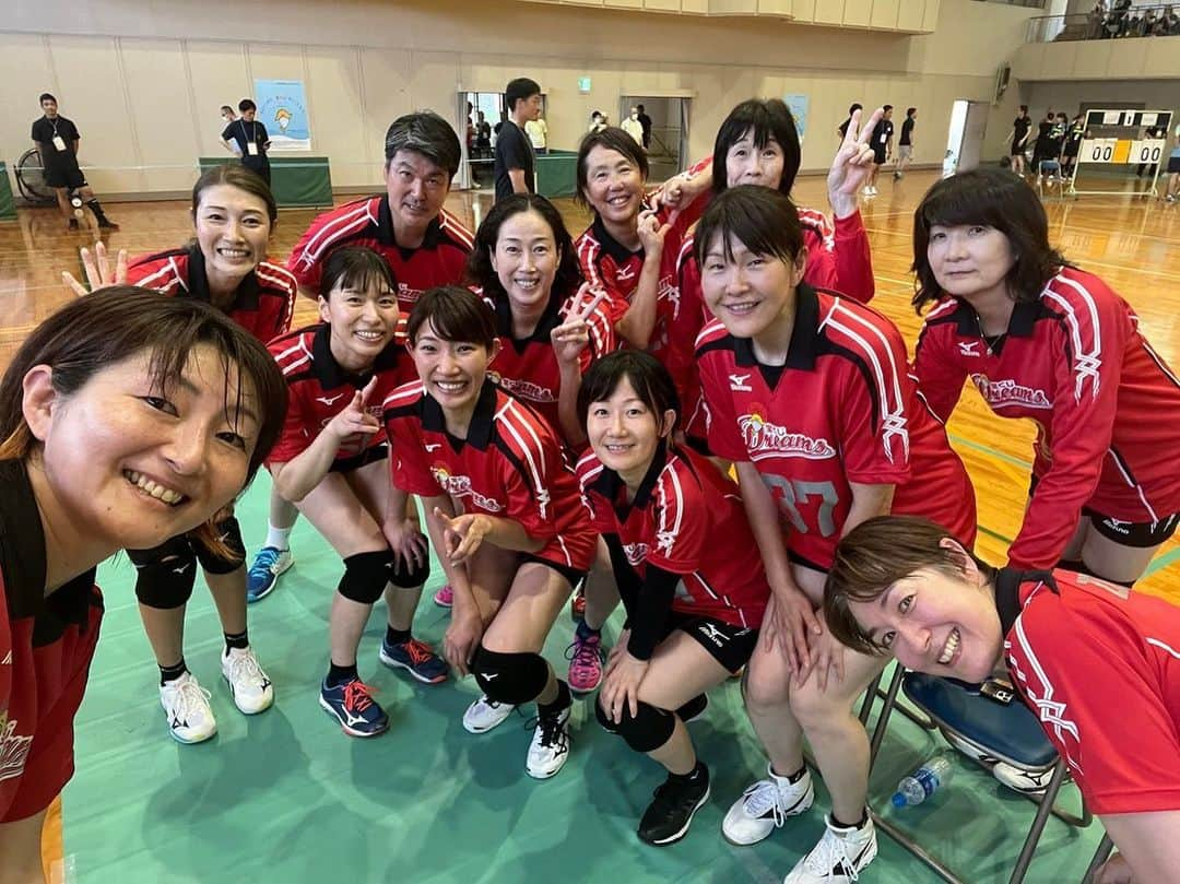 石井優希さんのインスタグラム写真 - (石井優希Instagram)「. 2023.7.23 宝くじスポーツフェア はつらつママさんバレーボール🏐in新見市  ドリームチームで初めて参加させてもらいましたぁ😆🙌🏻✨  レジェンドの方々ばかりで緊張したけど、皆さん明るく優しい方ばかりで、楽しくまたバレーボールが出来ました🤍  引退してまだ2ヶ月なのに…全然跳べない悲しさ（笑） 現役バリのトレーニング再開か😅🫣？笑  #宝くじスポーツフェア  #はつらつママさんバレーボール  #岡山ただいま #自然豊かな新見」7月24日 9時32分 - yuki.ishii