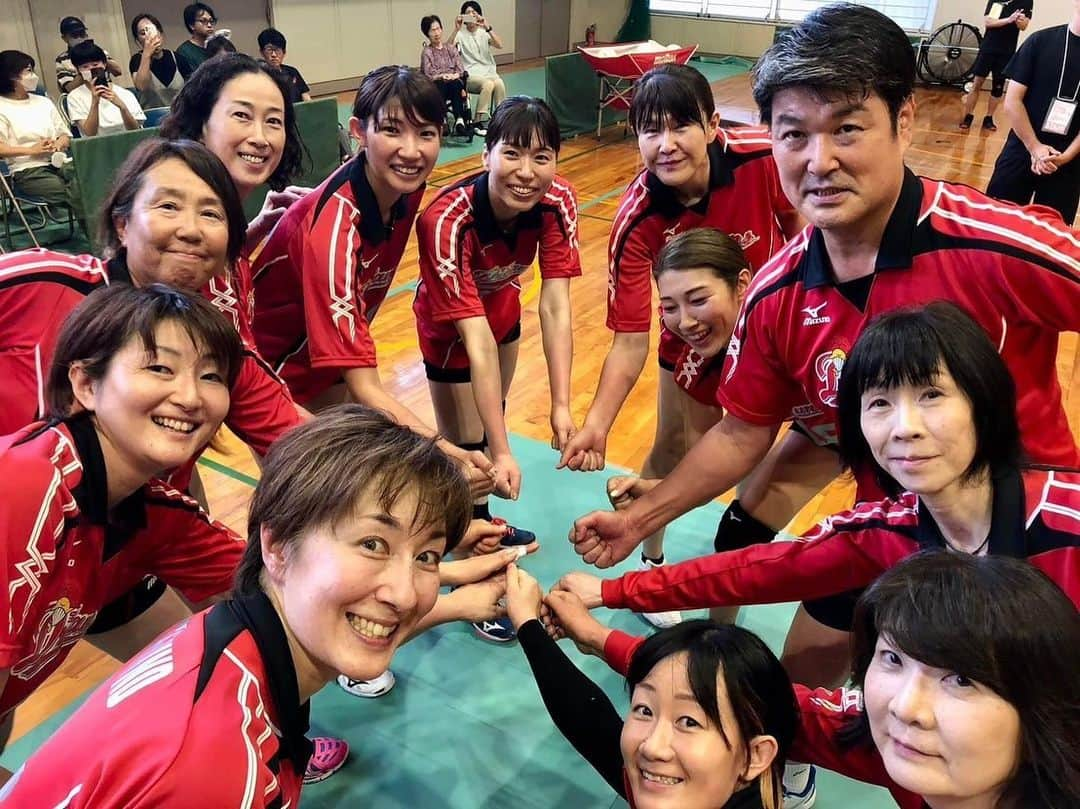 石井優希のインスタグラム：「. 2023.7.23 宝くじスポーツフェア はつらつママさんバレーボール🏐in新見市  ドリームチームで初めて参加させてもらいましたぁ😆🙌🏻✨  レジェンドの方々ばかりで緊張したけど、皆さん明るく優しい方ばかりで、楽しくまたバレーボールが出来ました🤍  引退してまだ2ヶ月なのに…全然跳べない悲しさ（笑） 現役バリのトレーニング再開か😅🫣？笑  #宝くじスポーツフェア  #はつらつママさんバレーボール  #岡山ただいま #自然豊かな新見」