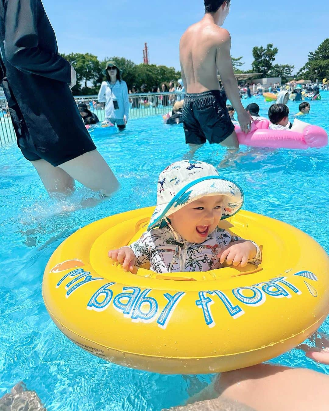 ?Yukihiro Ito?のインスタグラム：「👙🏝️🛟 ・ ・ 27〜8年ぶりに行った懐かしの 📍浜寺プール ・ 新嵐プールデビュー🩵 ・ 最初にテンション上がりすぎて そのまま浮き輪で寝た🤣爆笑 ※写真2枚目参照 ・ ・ えみりも終始楽しんでて 行って良かったなーって😇 ・ ただ夏休み+日曜日で 人多すぎて草🌱 ・ ・ 毎週土日は子供をどこに連れて行くか という事で頭がいっぱいだよ😇爆 ・ #子供がいる人なら共感度100パーセントやと思う ・ ・ ・ ・ #プール #プールデビュー #浜寺公園 #浜寺プール #夏休み #子供遊び #子供遊び場 #子供のいる暮らし #子供のいる生活 #大阪プール」