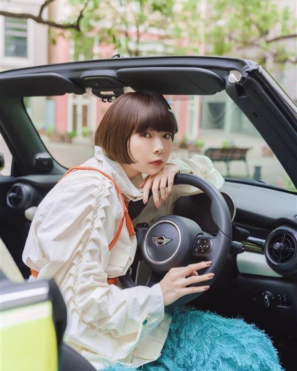 MINI Japanさんのインスタグラム写真 - (MINI JapanInstagram)「「美は見る人の目の中に宿る。」    夏は明るい色のMINI Convertibleに乗りたくなる季節😎☀️  ルーフトップを開けて、髪を伝う風を感じよう！🚗    📸 : @asagiinyo    #MINIJapan #CrewOfMINI #MINIConvertible」7月25日 18時00分 - mini_japan