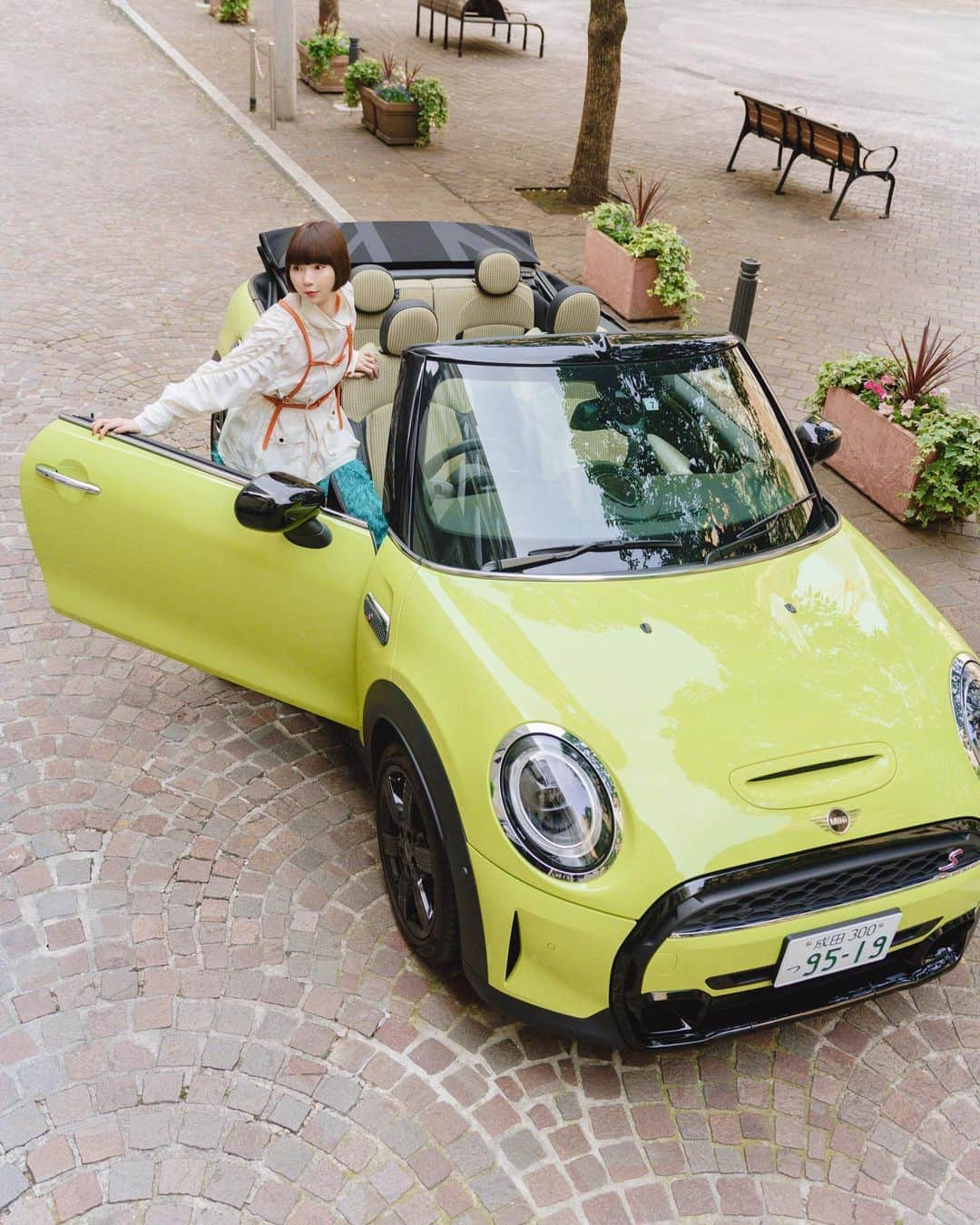 MINI Japanさんのインスタグラム写真 - (MINI JapanInstagram)「「美は見る人の目の中に宿る。」    夏は明るい色のMINI Convertibleに乗りたくなる季節😎☀️  ルーフトップを開けて、髪を伝う風を感じよう！🚗    📸 : @asagiinyo    #MINIJapan #CrewOfMINI #MINIConvertible」7月25日 18時00分 - mini_japan