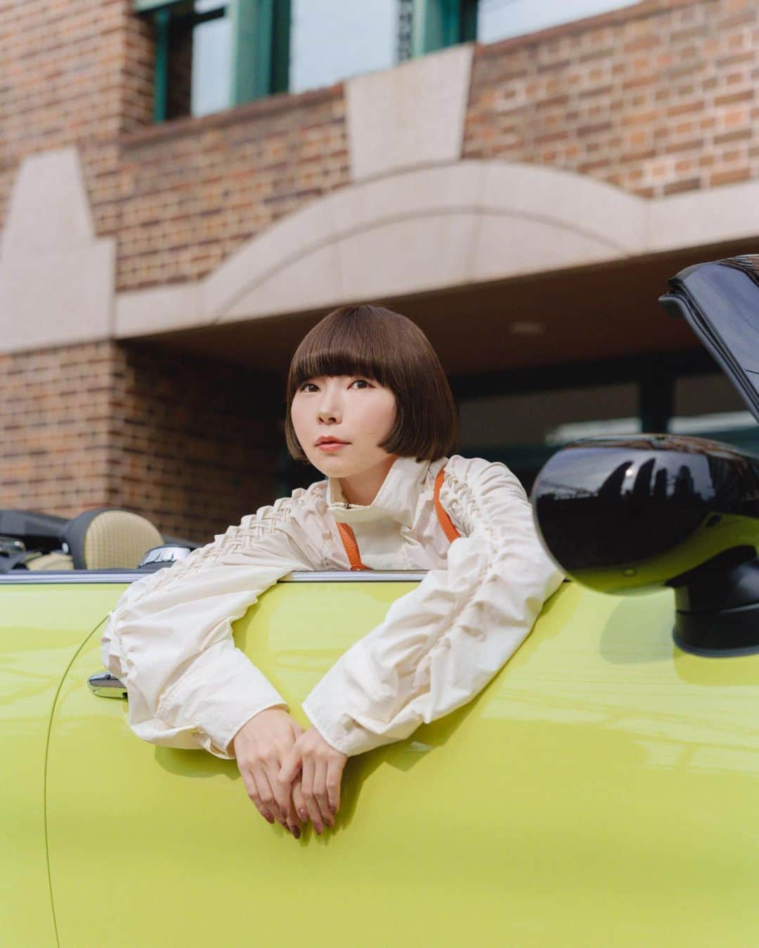 MINI Japanさんのインスタグラム写真 - (MINI JapanInstagram)「「美は見る人の目の中に宿る。」    夏は明るい色のMINI Convertibleに乗りたくなる季節😎☀️  ルーフトップを開けて、髪を伝う風を感じよう！🚗    📸 : @asagiinyo    #MINIJapan #CrewOfMINI #MINIConvertible」7月25日 18時00分 - mini_japan