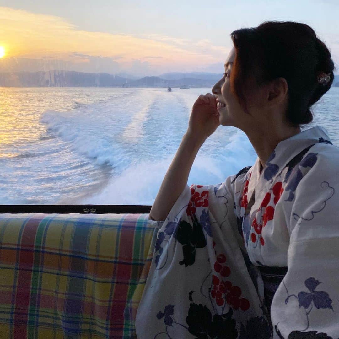 荒生暁子さんのインスタグラム写真 - (荒生暁子Instagram)「船で呉の花火大会へ  海から観る花火は 迫力満点。 船も渋滞するので のんびりお酒や食事を楽しんで 帰ってきました。  夏はあっという間。 時間が過ぎるの早いです。  #花火大会 #水上花火  #浴衣  この日はお茶のお稽古だったので 1日浴衣」7月24日 9時54分 - akikoarao0904
