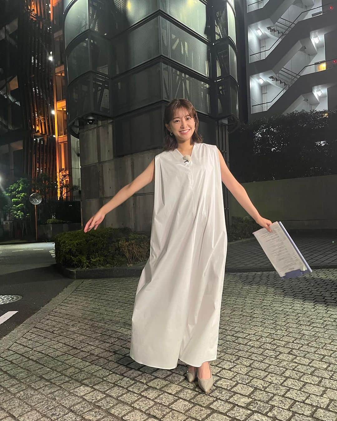 のインスタグラム：「夏らしい真っ白なワンピースのお衣装でした⚪️ 暑い日にぴったりの"風通しの良い服装"です♪ 〜7/22衣裳情報〜 @newans.official アクセサリー @kobe_vingtaine #中川絵美里 #情報7daysニュースキャスター」