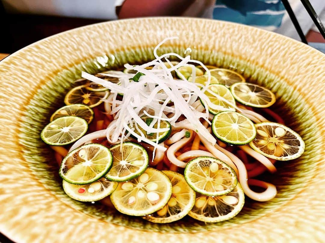 田辺晋太郎のインスタグラム：「【夏本番！喜多見 丸屋の冷がけスダチうどんこそ日本の夏に合う！】  #世田谷 の奥地 #喜多見 周辺には秀逸な日本蕎麦屋さんが多い。  その中でもこちら #丸屋 さんは日曜の17時オープンの際にはその時間に行っては30分待ちになるほどの人気店。  夏限定の冷やかけスダチうどんの汁の爽やかさと出汁感はこれぞ五臓六腑に染み渡る旨さ。  #カツ煮 や 紅生姜と玉ねぎのかき揚げ、通称 #紅たぬき が箸を進める。  もちろん定番の #天ざる も百点満点、つゆがうまいし #蕎麦 も薫る。  町のそば屋ゆえ値段もひかえめ、さらに #せたペイ が今なら20%ポイントバック！  丸屋さん最高です。  せたペイといえば #桜新町 の #焼肉人生タロちゃん も使えますので是非美味しい焼肉食べて20%ポイントバック！お得な夏をお過ごしください！  #肉マイスター #田辺晋太郎  #焼肉 #和牛 #世田谷焼肉 #中野 #ホルモン人生タロちゃん」