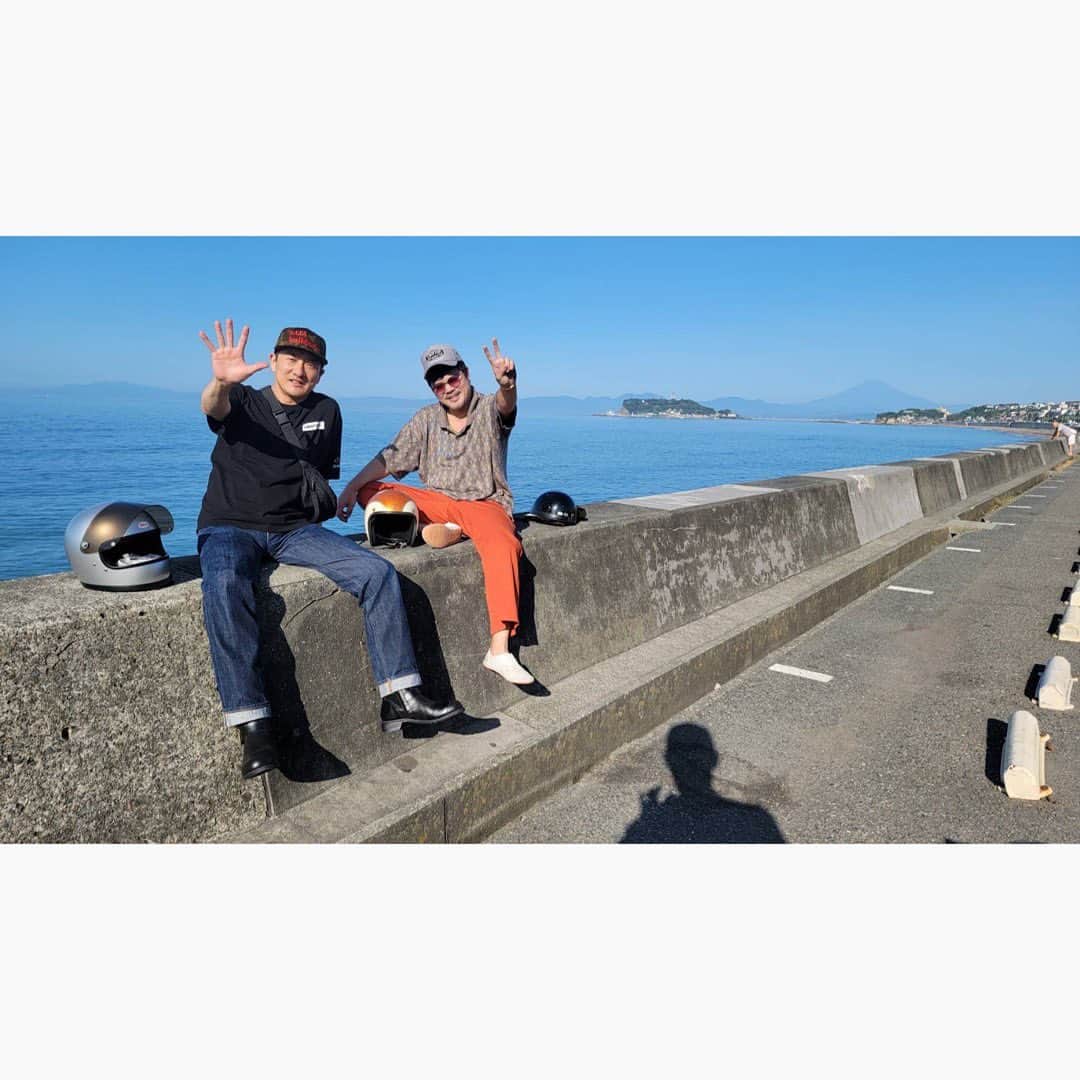佐田正樹のインスタグラム：「早朝からツーリング行って朝ごはん‼︎  白身を手動ミキサーでフワフワにして黄身乗せて甘口醤油たらして卵かけご飯‼︎  うますぎるやろー‼︎  ほんでもってよ‼︎  お菊お誕生日おめでとう‼︎  50歳なったんて‼︎  50のパーか⁉︎  なら俺は20歳のピースやね‼︎  押忍‼︎」