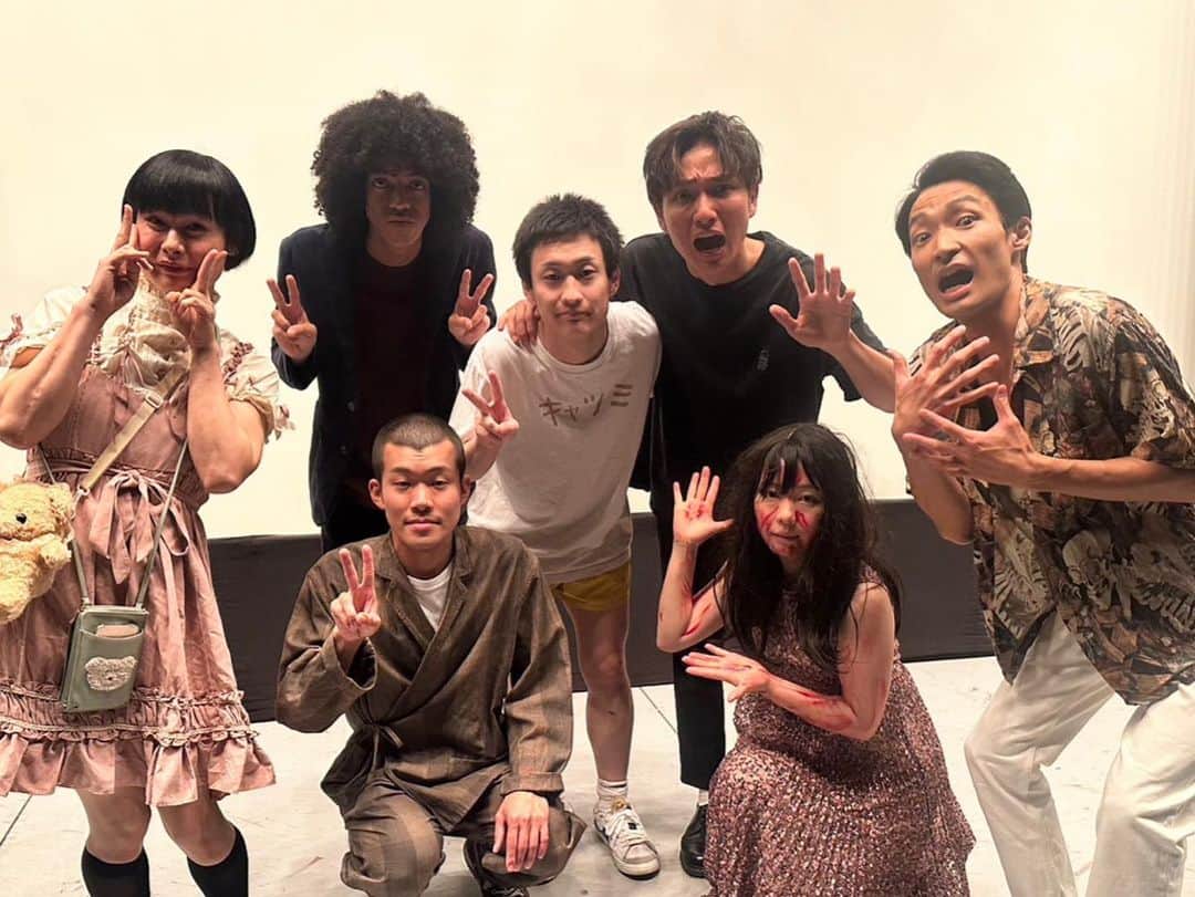 のインスタグラム：「ラニーノーズホラーコント単独 夏の特別編　ホラニー劇場 『百物語』  笑いあり悲鳴あり 最恐エンターテイメント 出演者もスタッフさんも 素晴らしかった。  シークレットゲストには あやつるぽんさん 吉本最後の仕事やというのに血だらけ役を快諾してくださった！ 映画には同期のやすも出演！怪談を披露してくれた！ 作家の湖海は死体役で２回登場！！  皆さん本当に感謝です🙏 ありがとうございました！！  扉や壁や幕にはお札、赤提灯 お客さんには塩を配布 異空間で行われる奇怪奇天烈な舞台 配信でまだ観られるので 是非とも見逃し配信ご購入お願いします！ グレン世紀は打ち上げでもまだ怪談してた。。 よぴぴがトーク回してた。。。。」