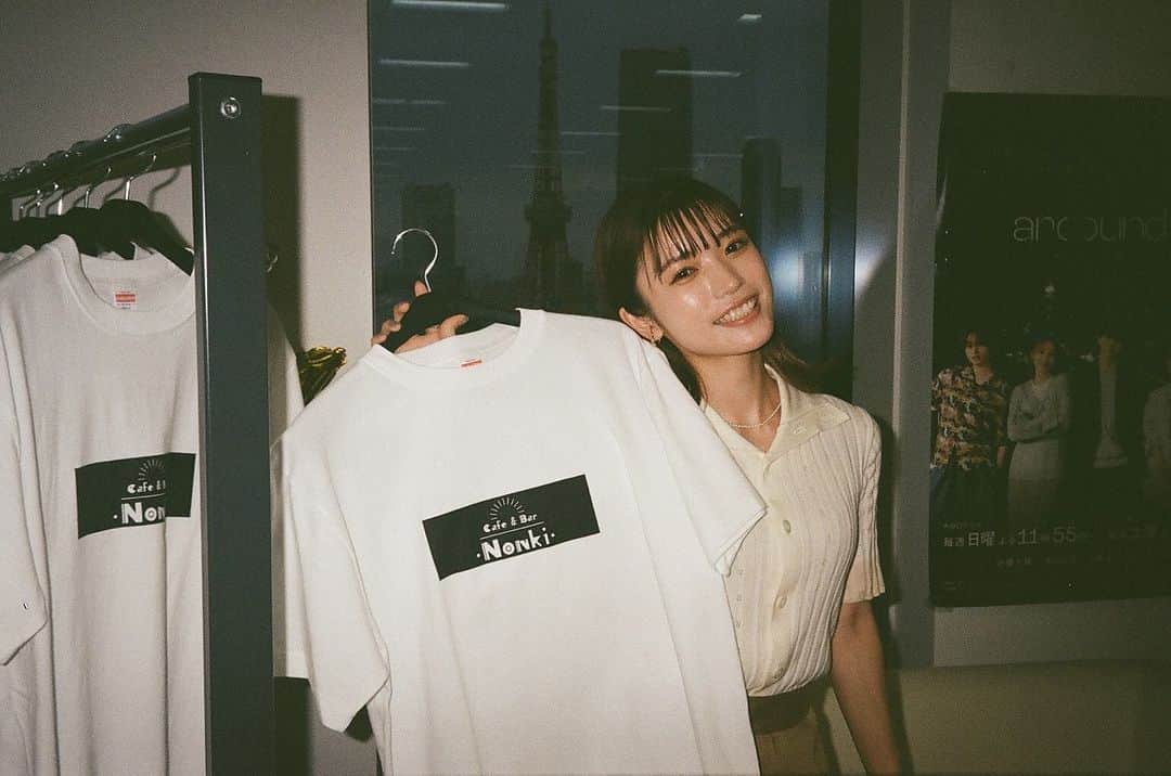 美山加恋のインスタグラム：「#アラクオ　 いろいろと盛り上がってます！🎉  アラクオからグッズ販売開始しました！ 私たちのバイト先NONKIのTシャツ👕とグラス🥂 予約受付中だそうです。  Twitterでは佐藤さんとの動画も公開しているのでぜひ！☺︎  このロゴは番組オリジナルで作っていて、劇中にでてくるグラスやコースター、お店のモニターにもこのロゴがあります！ 探してみてください。  (後ろの暗い東京タワーを添えて🗼)」