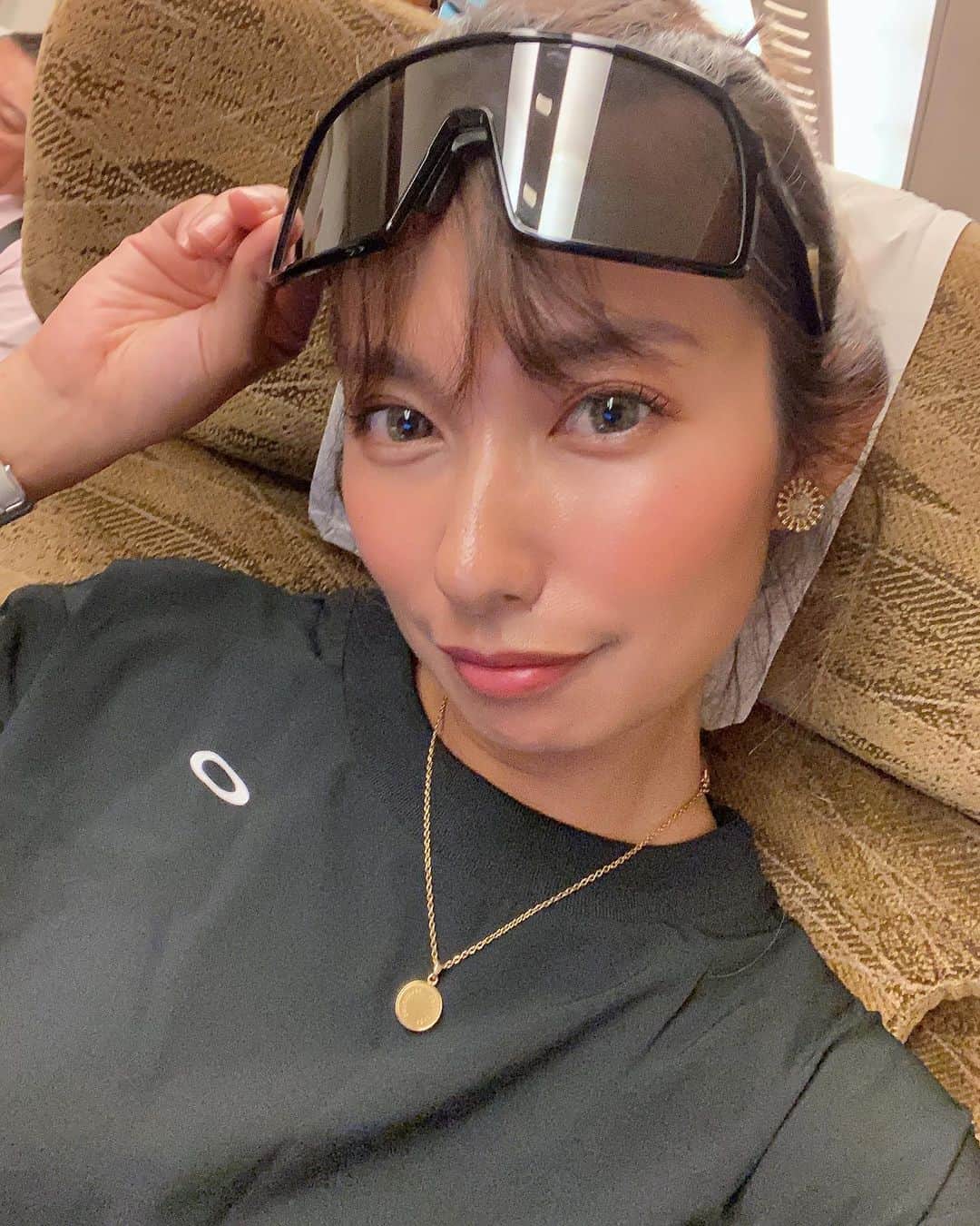 エマ中岡優姫のインスタグラム：「出張行ってしまーす🚄 あぁー、ケータイ充電器忘れた🔌 2泊なのに🙄 まぁいいや！ はい！今日はどこに行くでしょ〜？ #出張  #全身 #オークリー」