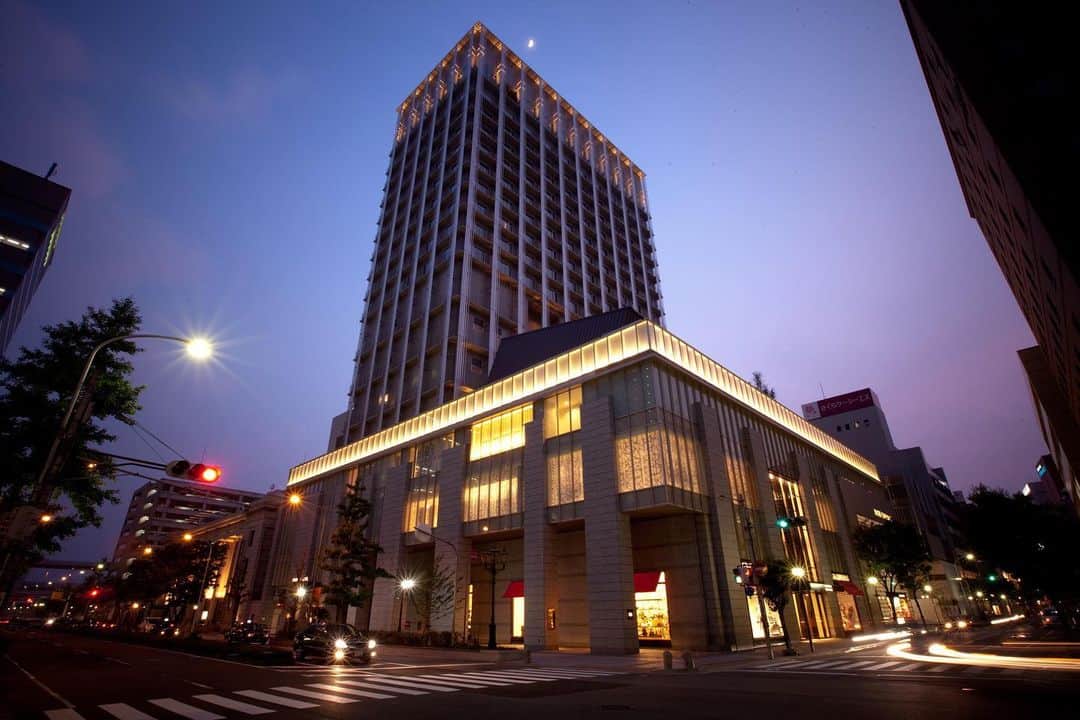 ［公式］オリエンタルホテル神戸・旧居留地さんのインスタグラム写真 - (［公式］オリエンタルホテル神戸・旧居留地Instagram)「Presented by @oriental.hotel.kobe   ORIENTAL HOTELでは、神戸の街を一望できる最上階レストランでお客様より長く愛されている香住蟹と六甲マッシュルームを使用した濃厚なクリームコロッケなどを、お楽しみいただけるスペシャルディナーコースが付いた宿泊プランをご用意。西洋と東洋の文化が融合する、神戸の街の魅力を凝縮したプライベート空間で特別な1日をお過ごしください。   ●ディナー・朝食付き宿泊プラン お1人 28,960円（税ｻ込）〜 （1室2名利用時）   ◾️ORIENTAL HOTEL @oriental.hotel.kobe    東洋一美しい街並みと讃えられた旧居留地に、日本最初のホテルとして開業したオリエンタルホテル。神戸開港時の面影残るこの場所で、一世紀以上の時を越え歴史を紡いでいます。     #KOBESIXHOTELS#ひょうごテロワールKOBE６ホテル食の旅　#ひょうごテロワール 　#ひょうごテロワールKOBE６ホテル食の旅チャリティランチディナー #orientalhotelkobe#ホテルステイ #ホテルライフ #神戸 #三宮 #元町 #神戸ホテル #関西ホテル #omotenashihotels #orientalhotel #オリエンタルホテル #オリエンタルホテル旧居留地 #オリエンタルホテル神戸 #オリエンタルホテル神戸旧居留地 #旧居留地 #神戸旧居留地　#神戸ディナー　#三宮ディナー　#神戸旅行　#神戸観光　#ホテル好き　#ホカンス　#チャリティー」7月24日 10時25分 - oriental.hotel.kobe