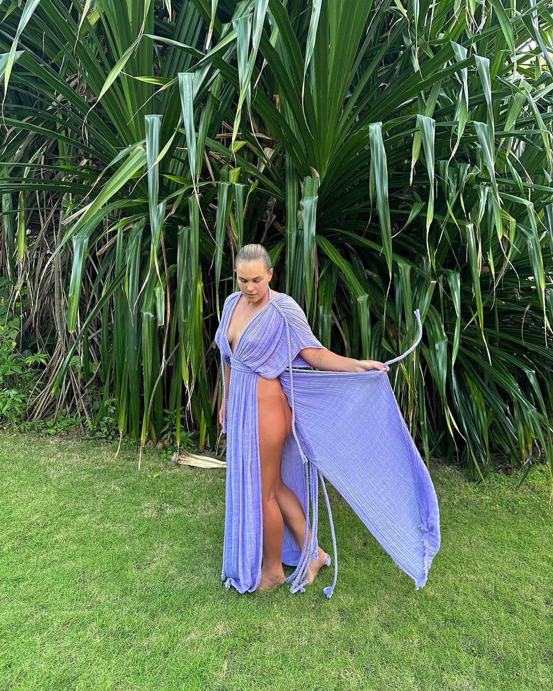 フェリシティー・パルマティアーのインスタグラム：「I’ve said it once and I’ll say it again, bury me in this dress 💜💜💜」