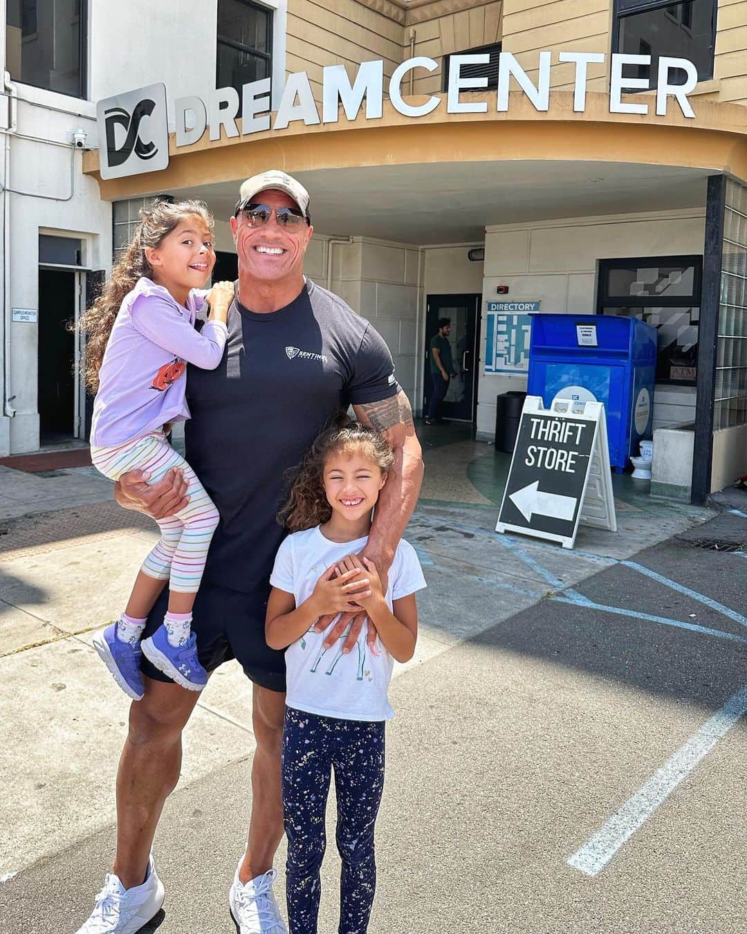 ドウェイン・ジョンソンのインスタグラム：「We got to take our lil’ tornados here, down to the @ladreamcenter so we can help out some families who are going thru it.   Dream Center is doing amazing work for our brothers and sisters who are struggling and broken - the mana is real when you shake these hands and feel these hugs.   Great to meet “mama to be” Zaynah and congratulations on the baby!! Enjoy all the stuff.   Appreciate our buddies Dream Center founder & CEO pastor @matthewbarnett1, @clintcarlton and all the good folks on the “Dream Team” for all you do - THANK YOU 🙏🏾👊🏾  We’ve all been there a time or two and struggling people don’t need a hand out - they just need a hand up.   A good & grateful day.  @laurenhashianofficial 🩵」