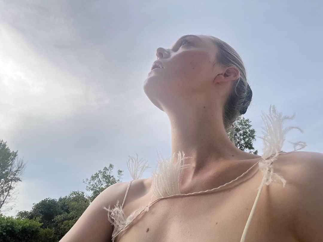 エル・ファニングのインスタグラム：「🪽」