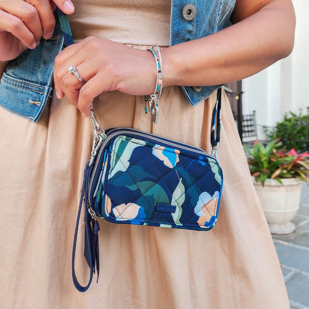 ヴェラブラッドリーのインスタグラム：「The simplicity of cut-out florals in calm, natural tones creates an unexpectedly bold aesthetic for running errands, coffee shop work sessions, and packing up your products. 🥤💻 📸: @chasingtheflores @carnationsandlace @truthfullycharlie  #summerinspo #floral #VeraBradley #blue」