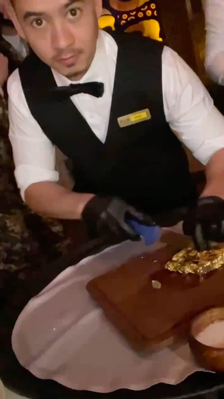 エイス・フッドのインスタグラム：「They had to call in the seal team to deliver this Gold Steak for the young great. 😂」