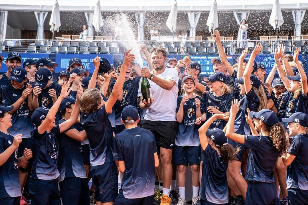 スタニスラス・ワウリンカさんのインスタグラム写真 - (スタニスラス・ワウリンカInstagram)「Merci 🫶🏻🇨🇭🏆🍾🙏🏻🎾❤️🤍 Where is @domistricker 🫣? #trophy #switzerland #passion #loveofthegame #thankyou  📸 @meierhansfotografie」7月24日 2時01分 - stanwawrinka85