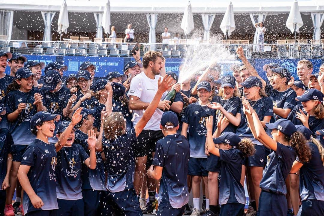 スタニスラス・ワウリンカさんのインスタグラム写真 - (スタニスラス・ワウリンカInstagram)「Merci 🫶🏻🇨🇭🏆🍾🙏🏻🎾❤️🤍 Where is @domistricker 🫣? #trophy #switzerland #passion #loveofthegame #thankyou  📸 @meierhansfotografie」7月24日 2時01分 - stanwawrinka85