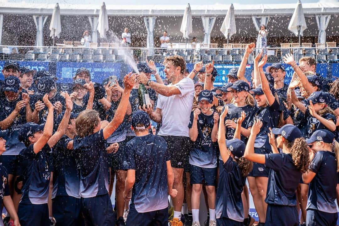 スタニスラス・ワウリンカのインスタグラム：「Merci 🫶🏻🇨🇭🏆🍾🙏🏻🎾❤️🤍 Where is @domistricker 🫣? #trophy #switzerland #passion #loveofthegame #thankyou  📸 @meierhansfotografie」