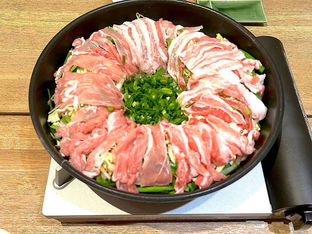 堀井亜生のインスタグラム：「炊き肉を作りました。  九州料理のお店で食べてから気に入ったので、お家で作ってみました。  作り方は簡単です。 もやし、ニラ、キャベツ、きのこでドームを作って、豚肉を乗せ、真ん中に小ネギを入れます（一枚目）  小ネギのあたりに、白だし、酒、鶏ガラのスープを入れて蒸し焼きにします（2枚目）  しゃぶしゃぶとも違う蒸籠蒸しのような感じです。 優しい味でたくさん食べれます。 我が家は２巡しました。  写真を見たらまた食べたくなりました。 暑くて料理を作る気がしない時におすすめです♪」