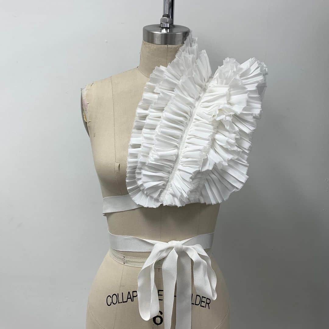 アンタイトルドのインスタグラム：「The Ruffled armour of the Catalina blouse elevates any look. On sale on www.atelierunttld.com」