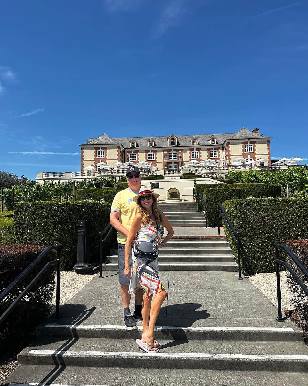 ヘザー・マクドナルドのインスタグラム：「Our new house! @domainecarneros so fun! @heather_kpr #juicyscoop #wine #napa」